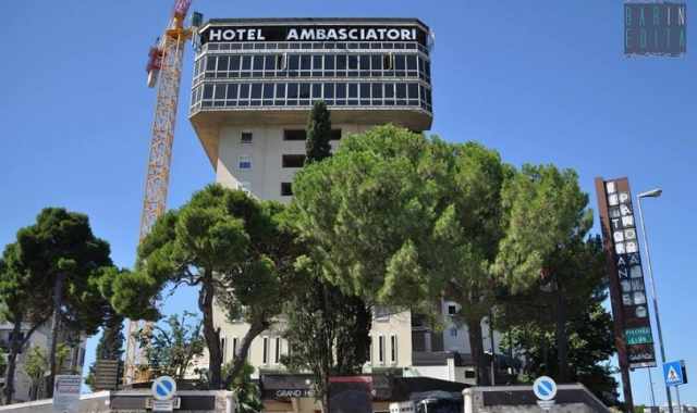 Ambasciatori, dal 2017 addio agli ultimi ricordi dell'hotel: ospiter uffici e abitazioni